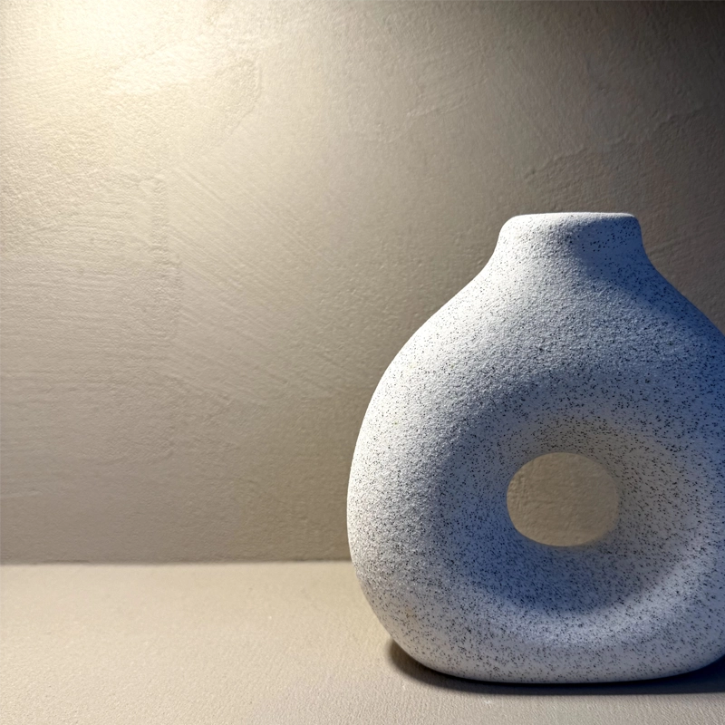 Espacio interior con tendencia Japandi aplicando revestimiento mineral MicroQuarz de acabado mate natural