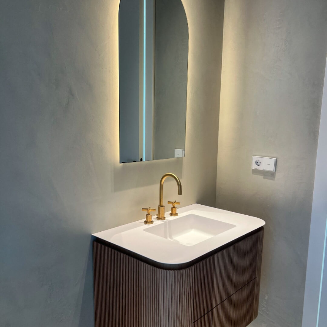 Espacio interior con tendencia Brutalista aplicando revestimiento mineral MicroQuarz de acabado mate natural