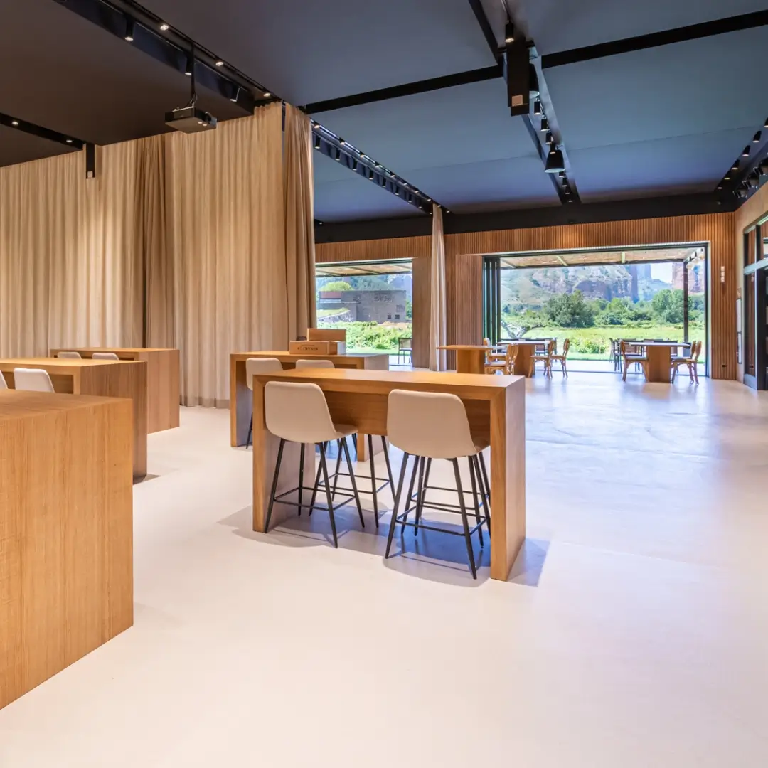 Espacio interior con tendencia minimalista aplicando revestimiento mineral MicroQuarz de acabado mate natural