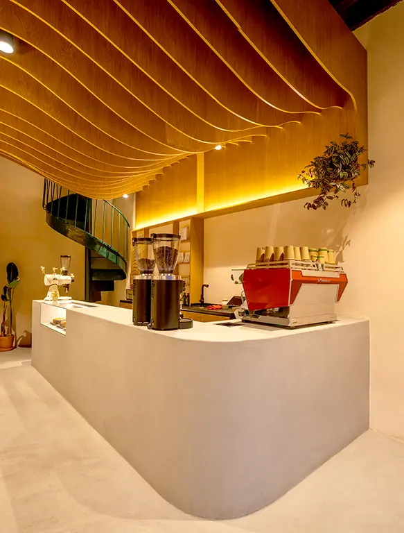 Revestimiento continuo MicroQuarz® aplicado en el proyecto Seda Coffee, diseñado por Ocre Arquitectas