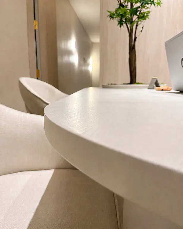 Mesa de diseño con revestimiento continuo MicroQuarz® en un espacio interior de tonos neutros